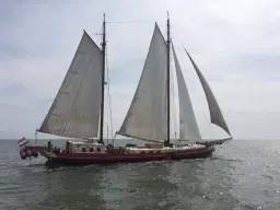 Zeilcharterschip 'Averechts' te Harlingen