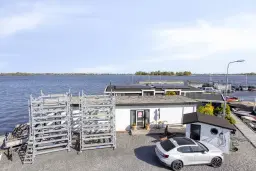 Woonboot genaamd De Witte Spin te Loosdrecht