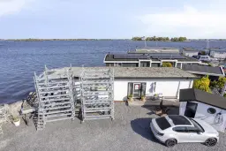 Woonboot genaamd De Witte Spin te Loosdrecht