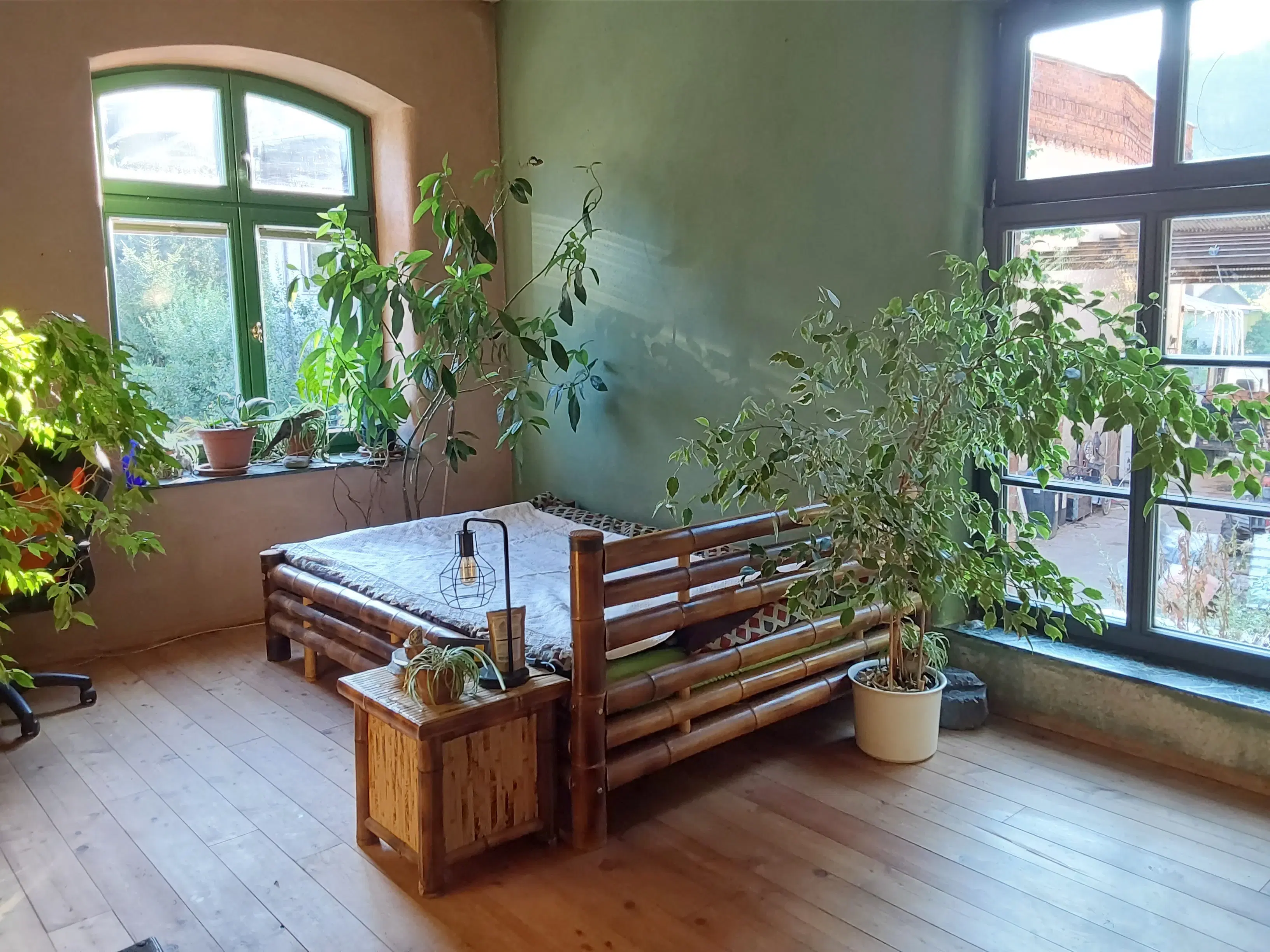 Villa op 1.8 ha perceel, tuin, bos, sauna, bron + bedrijf in Sonneberg - Duitsland
