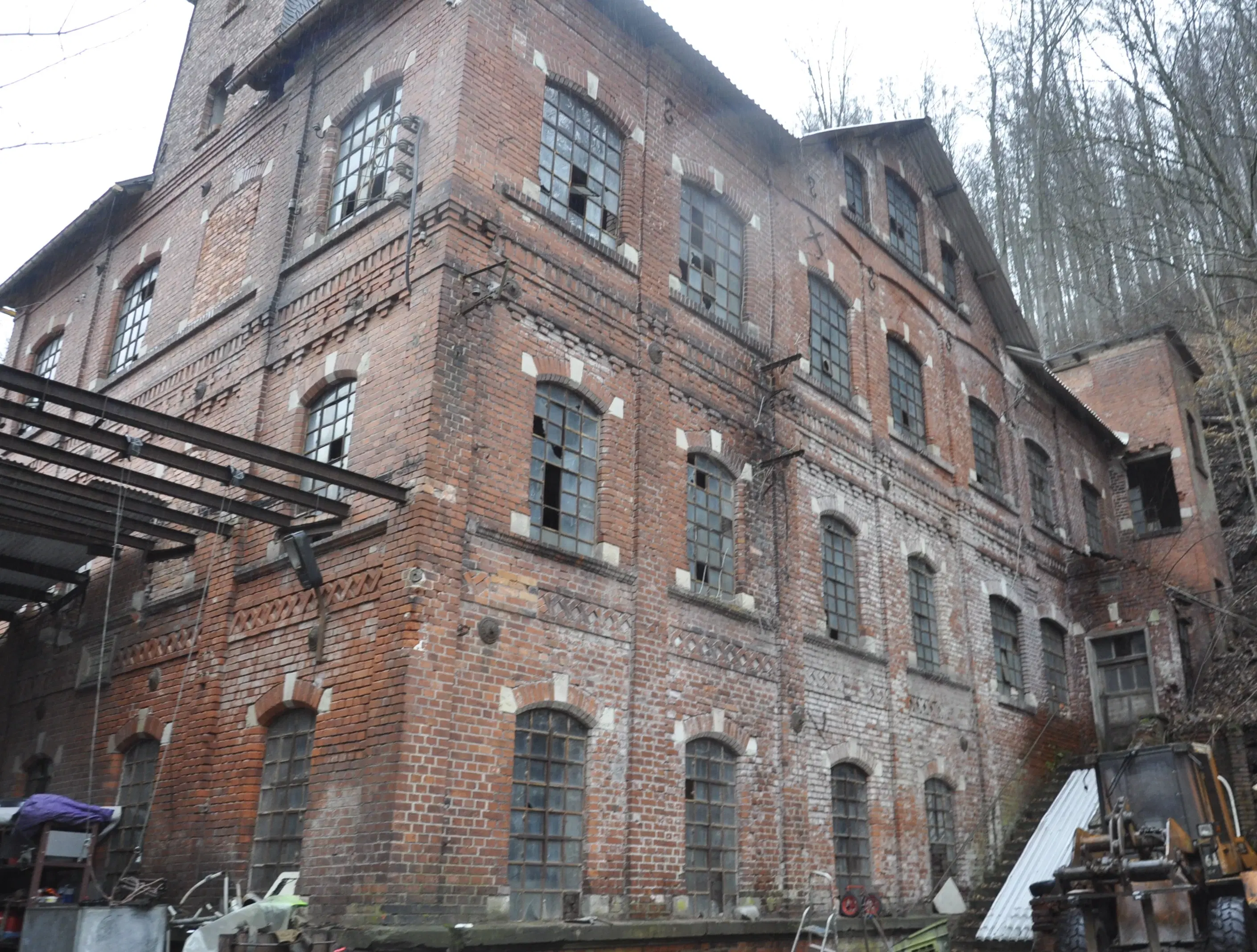 Villa op 1.8 ha perceel, tuin, bos, sauna, bron + bedrijf in Sonneberg - Duitsland