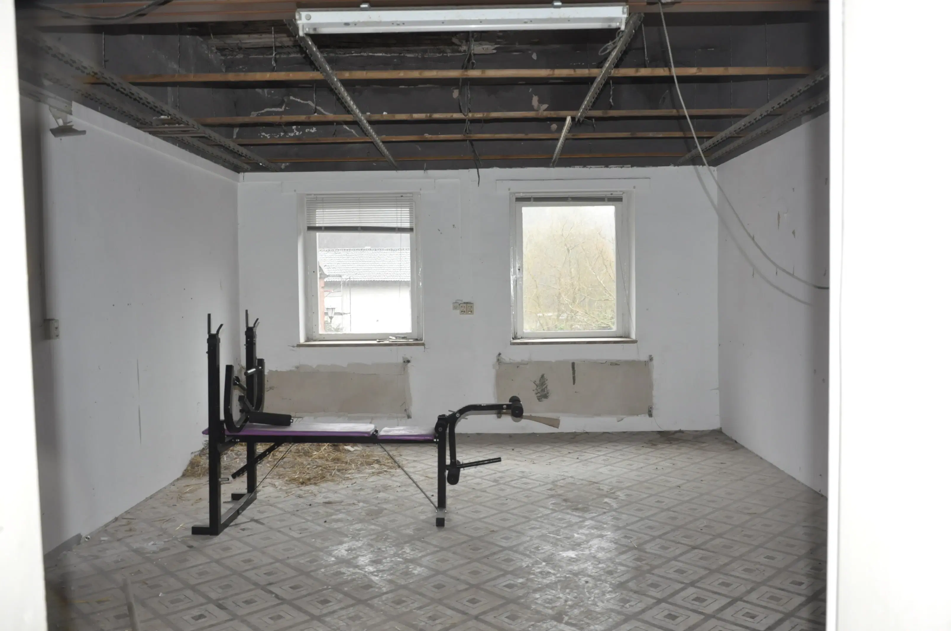 Villa op 1.8 ha perceel, tuin, bos, sauna, bron + bedrijf in Sonneberg - Duitsland